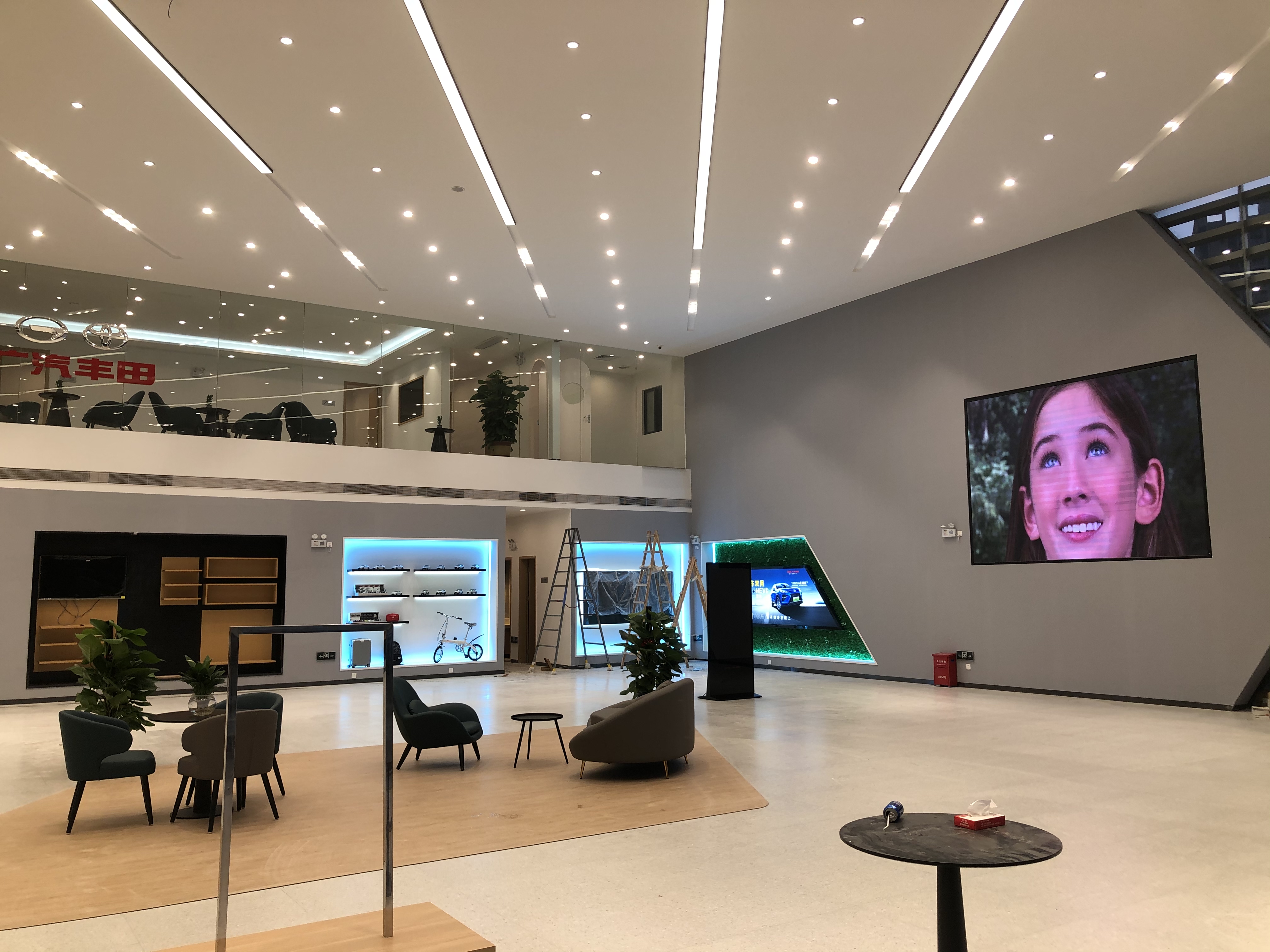 店員瘋狂發傳單，顧客卻頭也不抬？LED廣告機‘強制吸睛’的5個心機設計”